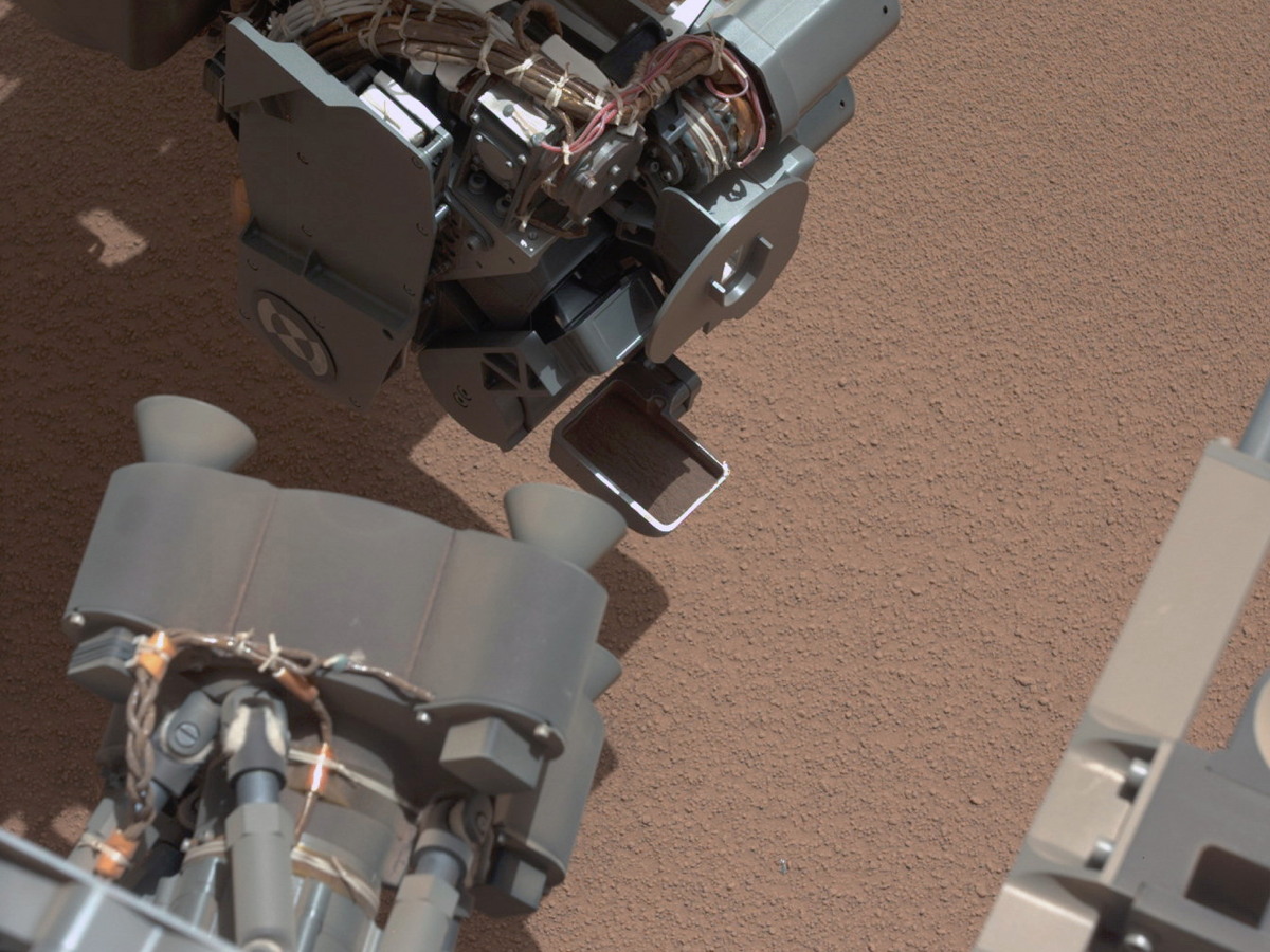 Curiosity Rover Scoops 1st Mars Sample, Finds 'Bright Object'